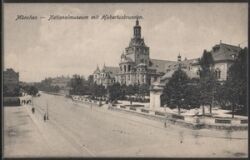 München - Nationalmuseum mit Hubertusbrunnen